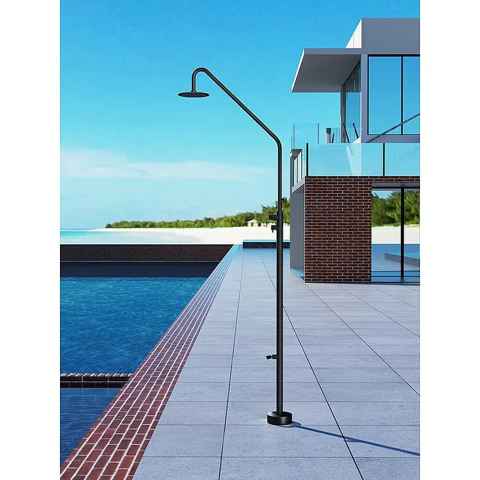 Imex Poolimex Ducha de piscina Dakota - 232 cm, Acero inoxidable, Negro mate - Esta foto muestra una ducha exterior negra y moderna con un diseño minimalista junto a una piscina, perfecta para una lujosa experiencia de baño al aire libre.