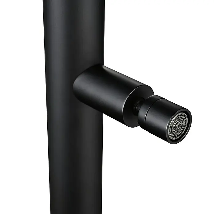 Imex Poolimex Ducha de piscina Dakota - 232 cm, Acero inoxidable, Negro mate - Primer plano de un elegante grifo negro mate. Su diseño moderno añade un toque de elegancia a cualquier baño o cocina.