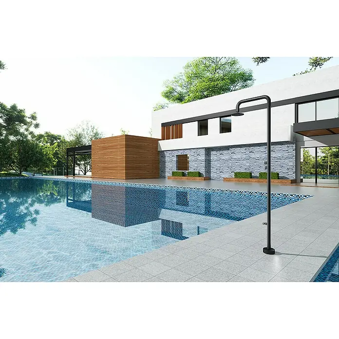 Imex Poolimex Ducha de piscina Michigan - 240 cm, Acero inoxidable, Negro mate - Toma exterior de una piscina con ducha de jardín moderna. El diseño elegante de la ducha complementa la arquitectura contemporánea.