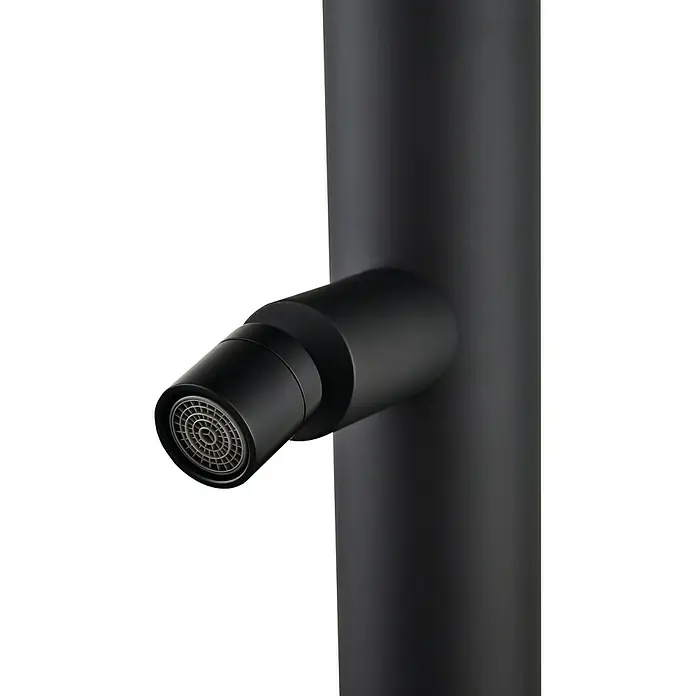 Imex Poolimex Ducha de piscina Michigan - 240 cm, Acero inoxidable, Negro mate - Primer plano de un grifo negro mate con un aireador de malla fina, que combina elegancia y funcionalidad.