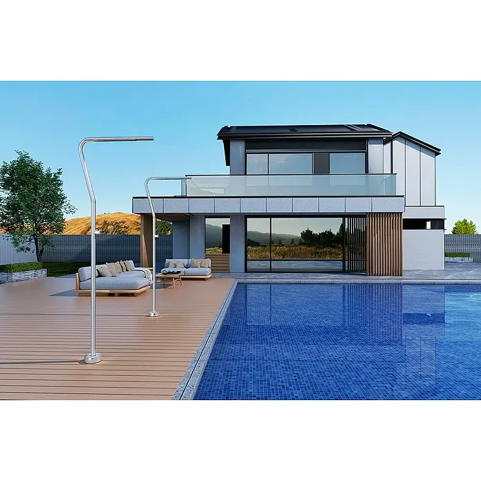 Imex Poolimex Ducha de piscina Nevada - 218,5 cm, Acero inoxidable, Cromo - Vista exterior con dos elegantes luces de exterior curvadas de acero inoxidable que iluminan un moderno patio con piscina.