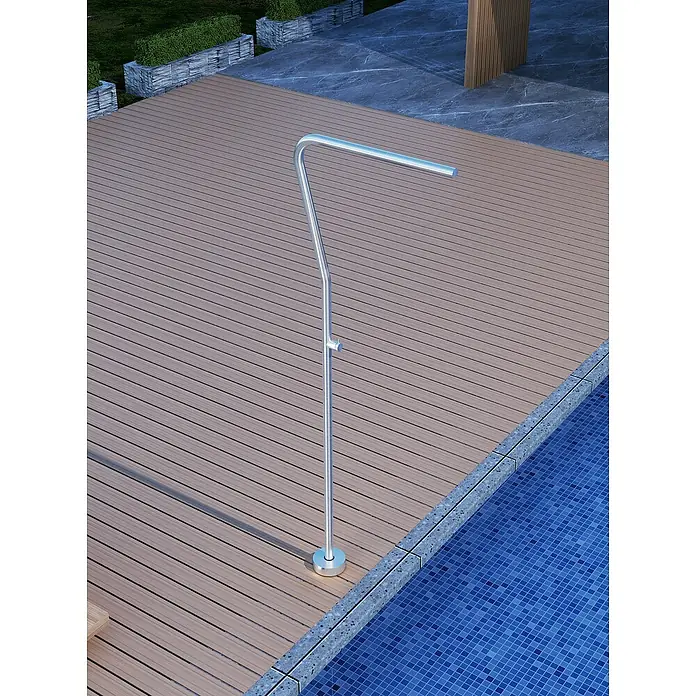 Imex Poolimex Ducha de piscina Nevada - 218,5 cm, Acero inoxidable, Cromo - Imagen de una ducha de piscina moderna de acero inoxidable en una cubierta de madera junto a una piscina.