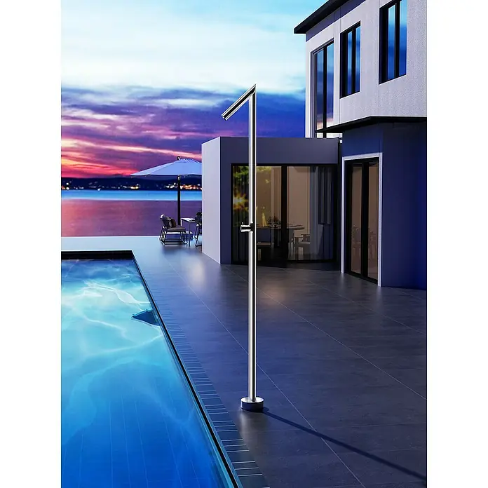 Imex Poolimex Ducha de piscina Oklahoma - 201 cm, Acero inoxidable, Cromo - Imagen de una ducha exterior moderna de acero inoxidable junto a una piscina, ideal para enjuagarse después de nadar.