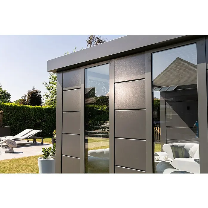 Telluria Pavillon Singolo 4836 mit Fenster - Außenmaß inkl. Dachüberstand (B x T): 508 x 388 cm, Stahl, Anthrazit, Ohne Set, mit Fenster rechts - Nahaufnahme eines modernen Gartenhauses mit grauen Paneelen und Glasfenstern, das architektonische Design und die hochwertige Verarbeitung hervorhebt.