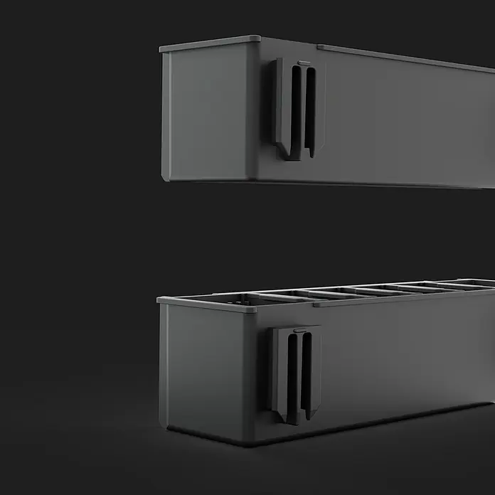 Qbrick System Kleinteileeinsatz - L x B x H: 27,5 x 8,5 x 7 cm, Polypropylen - Zwei dunkelgraue rechteckige Aufbewahrungsbehälter mit internen Trennwänden und Seitenbefestigungen.