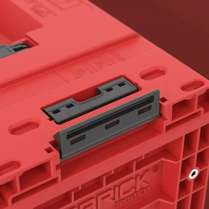Qbrick System Werkzeugkasten Prime 250 Vario - L x B x H: 53,5 x 32,7 x 27,1 cm, Traglast: 50 kg, Polypropylen - Detailaufnahme einer roten BRICK SYSTEM Aufbewahrungsbox mit schwarzen Verriegelungen, die für Organisation und Lagerung entwickelt wurde.