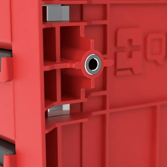 Qbrick System Werkzeugkasten Pro Drawer 2.0 - L x B x H: 45 x 31 x 24,4 cm, Traglast: 12 kg, Polypropylen - Rotes Kunststoff-Modul mit silbernem Metalleinsatz, möglicherweise ein Verbindungspunkt.