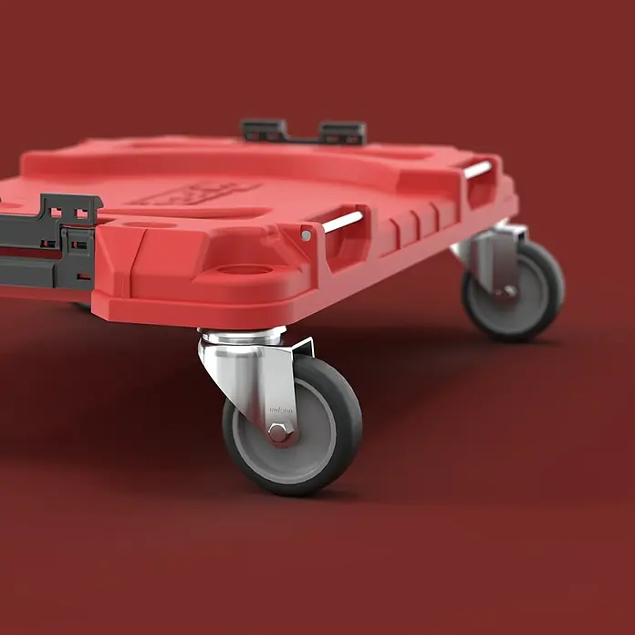 Qbrick System Transportroller Pro - L x B x H: 51 x 32,8 x 14,5 cm, Traglast: 100 kg - Roter Transportroller mit schwarzen Verriegelungen und robusten silber-schwarzen Lenkrollen, schräg aufgenommen.