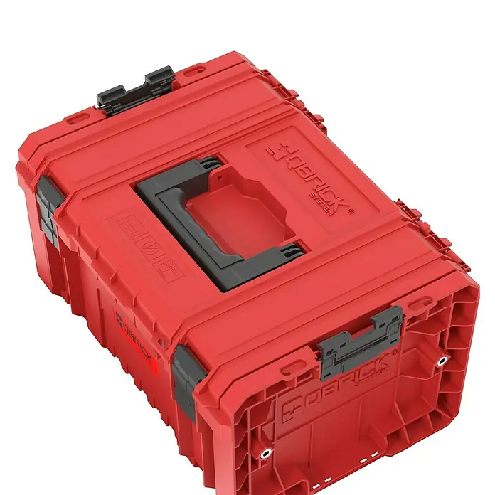 Qbrick System Werkzeugkasten Pro 2.0 - L x B x H: 45 x 33,1 x 24 cm, Polypropylen - Rote modulare Werkzeugkiste aus Kunststoff mit schwarzen Verschlüssen und integriertem Griff.