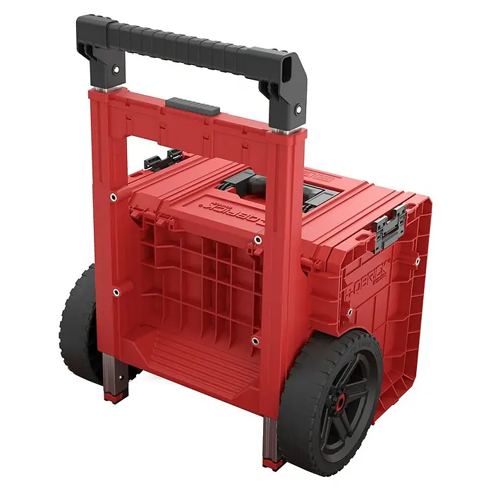 Qbrick System Systemkoffer Pro 2.0 Plus - L x B x H: 49 x 41,5 x 66 cm, Polypropylen - Roter Werkzeugwagen mit schwarzem Griff und großen Rädern für die mobile Werkzeugaufbewahrung.