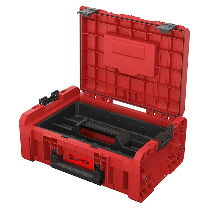 Qbrick System Maschinenkoffer Pro Technician 2.0 - L x B x H: 45 x 33,2 x 17,1 cm, Traglast: 20 kg, Polypropylen - Rote Kunststoff-Werkzeugkiste offen, mit schwarzem Facheinsatz und "QBRICK SYSTEM" Logo.