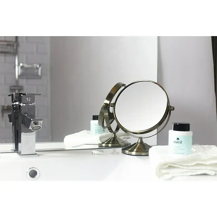 Deblanch Espejo cosmético - 15 x 15 cm, Redonda, Oro viejo, Aumento 1: 300 %, Aumento 2: 700 % - Espejo cosmético con ángulo ajustable y productos cosméticos en un lavabo, ideal para el cuidado diario.