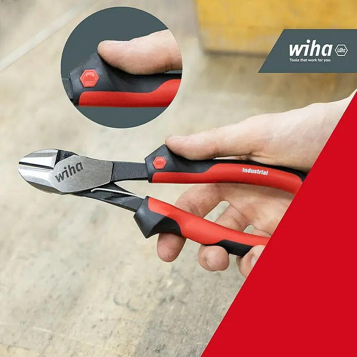 Wiha Seitenschneider Industrial - Länge: 20 cm - Hand hält schwarzen und roten Wiha Industrial Seitenschneider, der einen Draht schneidet. Mit Wiha Logo.
