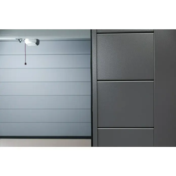 Telluria Garage Classico 3663G inkl. Elektro-Set und Innenwandverkleidung - Außenmaß inkl. Dachüberstand (B x T): 388 x 658 cm, Anthrazit, Stahl, Elektro-Set - Nahaufnahme einer grauen Garagentor-Konstruktion mit horizontalen Paneelen und einem automatischen Öffnungsmechanismus an der Decke.