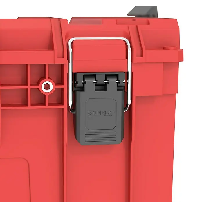 Qbrick System Werkzeugkasten Prime 250 Vario - L x B x H: 53,5 x 32,7 x 27,1 cm, Traglast: 50 kg, Polypropylen - Nahaufnahme einer roten Werkzeugkiste mit grauem Verschluss und silbernem Griff, die Robustheit und Funktionalität für Profis und Heimwerker vereint.