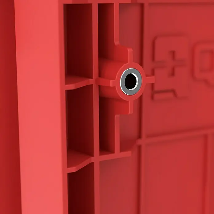 Qbrick System Systemkoffer Pro 2.0 Plus - L x B x H: 49 x 41,5 x 66 cm, Polypropylen - Rotes Kunststoff-Modulteil mit silbernem, kreisförmigem Metalleinsatz, wahrscheinlich für Anschluss oder Montage.