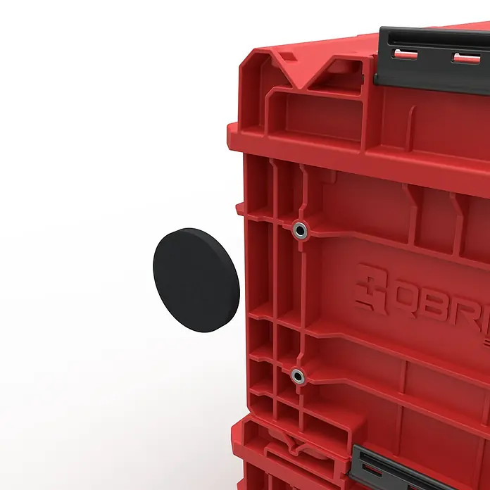 Qbrick System Zubehör-Set Magnetic - 14 -tlg. - Rote modulare Kunststoff-Aufbewahrungsbox mit schwarzen Griffen und silbernen Ösen, mit dem 'QBRIX'-Logo an der Seite.