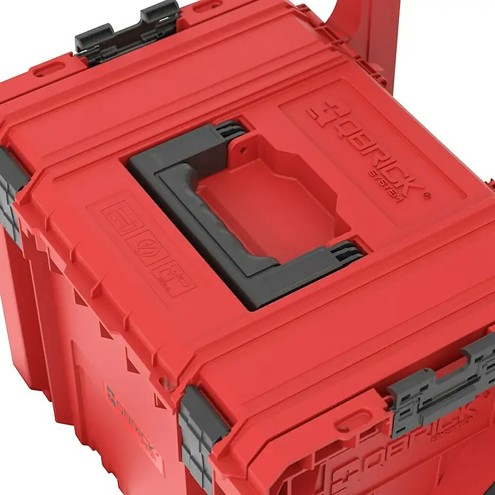 Qbrick System Systemkoffer Pro 2.0 Plus - L x B x H: 49 x 41,5 x 66 cm, Polypropylen - Rote und graue modulare QBRICK SYSTEM Werkzeugkiste mit robustem Design und Tragegriff.