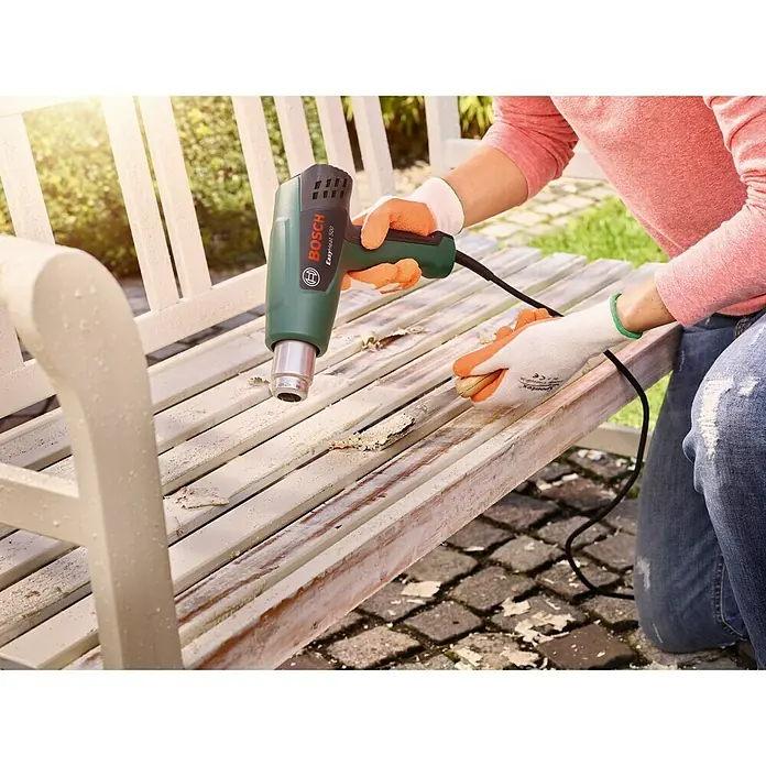 Bosch Heißluftgebläse EasyHeat 500 - 1.600 W, Temperaturbereich: 300 °C - 500 °C - Werkzeug zum Entfernen von Farbe mit einer Bosch EasyHeat 500 Heißluftpistole.