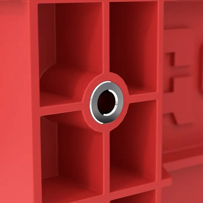 Qbrick System Werkzeugkasten Prime 250 Vario - L x B x H: 53,5 x 32,7 x 27,1 cm, Traglast: 50 kg, Polypropylen - Detailansicht eines roten Kunststoffgehäuses mit einer zentralen Metallöffnung, das die robuste Bauweise hervorhebt.