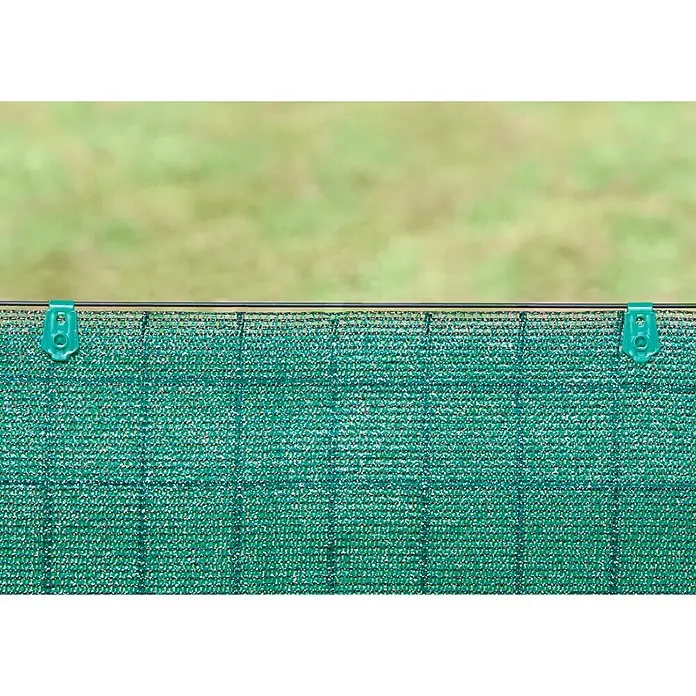 Nortene Clips Fixatex - 20 ud., Largo: 6,8 cm, Plástico - La imagen muestra una pantalla de privacidad verde sujeta a una estructura de alambre con clips. La valla está diseñada para la privacidad.