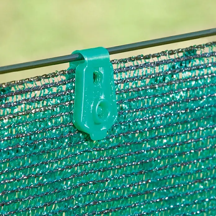 Nortene Clips Fixatex - 20 ud., Largo: 6,8 cm, Plástico - Primer plano de una lona verde sujeta a un alambre con un clip verde.