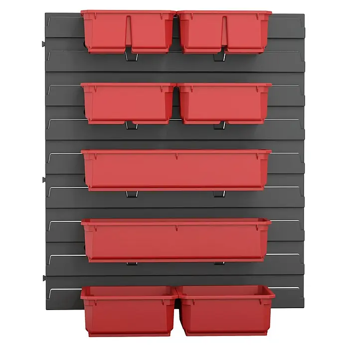 Qbrick System Kleinteileeinsatz - L x B x H: 38,5 x 34,5 x 7,5 cm, Anzahl Fächer: 6 Stk. - Rote Kunststoff-Aufbewahrungsbehälter an einer schwarzen Lamellenwand zur organisierten Lagerung.
