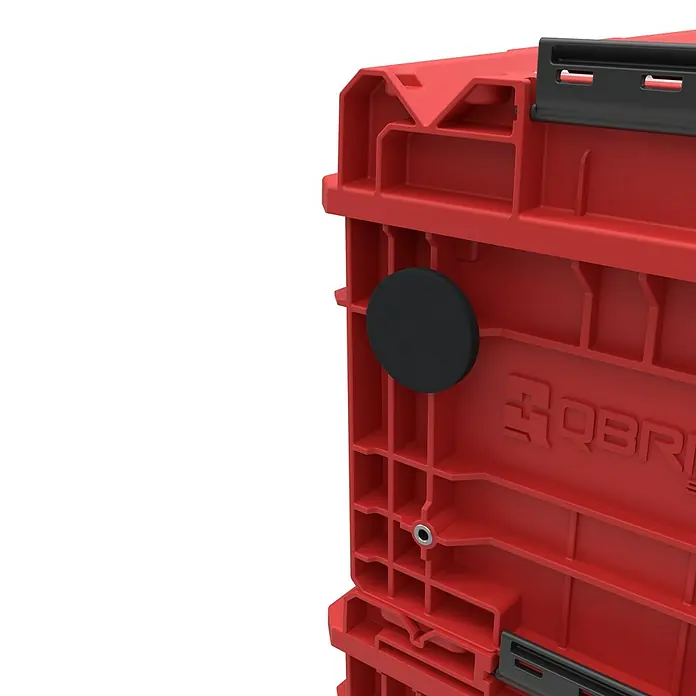 Qbrick System Zubehör-Set Magnetic - 14 -tlg. - Rote modulare Kunststoff-Aufbewahrungsbox mit schwarzem Griff und Antirutschfuß.