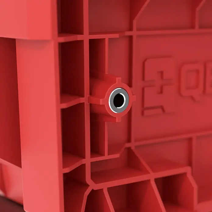 Qbrick System Maschinenkoffer Pro Technician 2.0 - L x B x H: 45 x 33,2 x 17,1 cm, Traglast: 20 kg, Polypropylen - Rotes Kunststoffteil mit Metallring, Teil einer ineinandergreifenden Gitterstruktur.