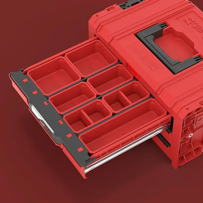 Qbrick System Werkzeugkasten Pro Drawer 2.0 - L x B x H: 45 x 31 x 24,4 cm, Traglast: 12 kg, Polypropylen - Rote und schwarze modulare Werkzeugkiste mit ausgezogener Schublade, die rote Organizer-Behälter auf rotem Hintergrund zeigt.
