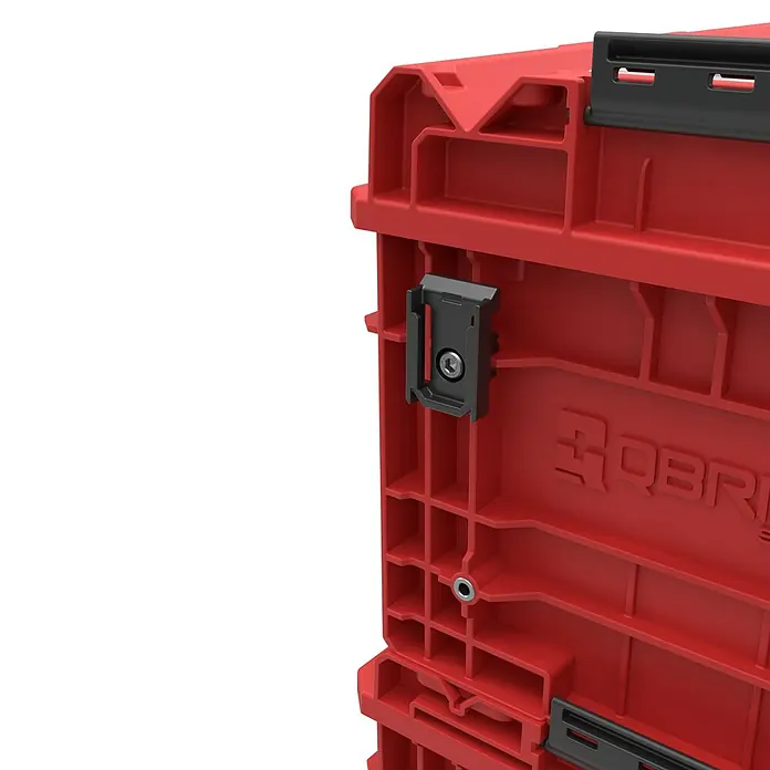 Qbrick System Zubehör-Set Magnetic - 14 -tlg. - Rote modulare Aufbewahrungsbox aus Kunststoff mit schwarzen Verschlussklammern.