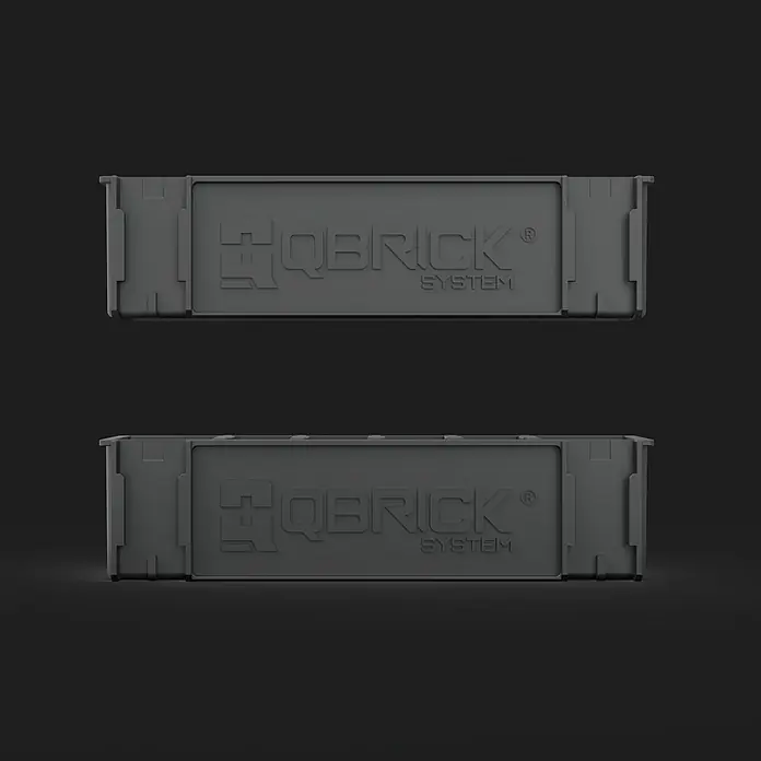 Qbrick System Kleinteileeinsatz - L x B x H: 27,5 x 8,5 x 7 cm, Polypropylen - Zwei dunkelgraue modulare Aufbewahrungsboxen mit geprägtem QBRICK SYSTEM Logo.