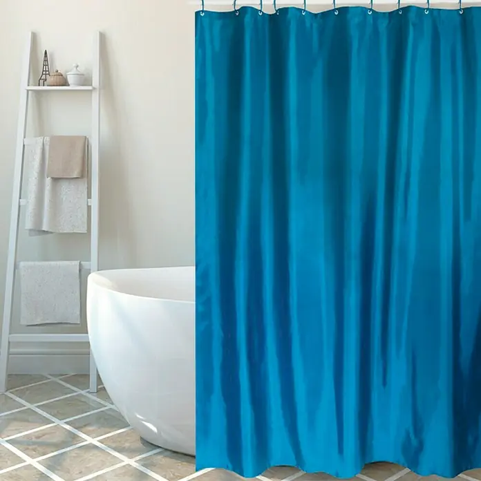 Venus Cortina de baño - An x Al: 180 x 200 cm, Plástico, Azul oscuro - Una cortina de ducha azul cubre la mitad de la imagen, con una bañera y un toallero al fondo.
