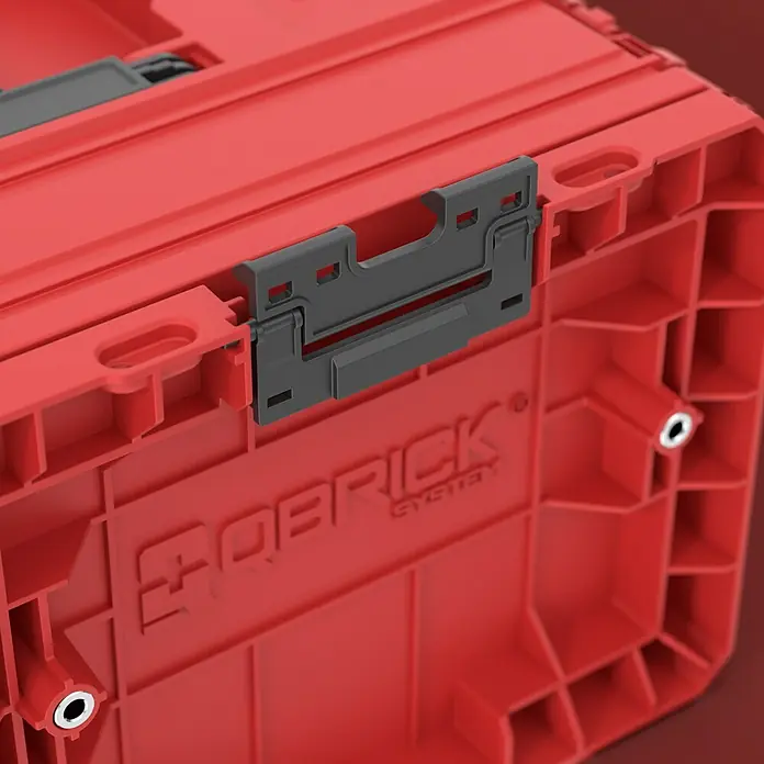 Qbrick System Werkzeugkasten Pro 2.0 - L x B x H: 45 x 33,1 x 24 cm, Polypropylen - Rote QBRICK SYSTEM Kunststoff-Aufbewahrungsbox mit grauem Verschluss und Metalleinsätzen, unten und seitlich strukturiert.