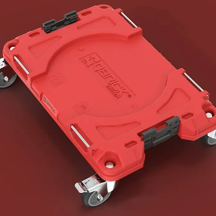Qbrick System Transportroller Pro - L x B x H: 51 x 32,8 x 14,5 cm, Traglast: 100 kg - Rotes Kunststoff-Transportroller mit silbernen Rädern und schwarzen Verschlüssen auf rotem Hintergrund.