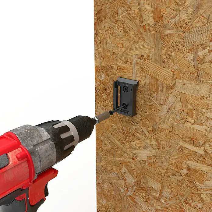 Qbrick System Kleinteilekoffer - L x B x H: 18,2 x 25,7 x 6,5 cm, Passend für: QBRICK SYSTEM ONE 2.0 / PRO 2.0 / PRIME - Roter Akkuschrauber befestigt eine schwarze Halterung mit Schraube an einer OSB-Platte.