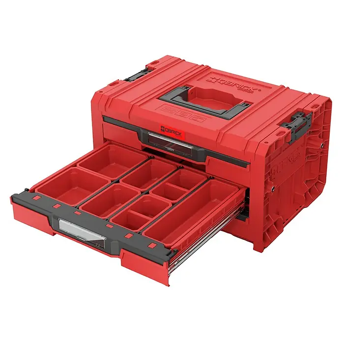Qbrick System Werkzeugkasten Pro Drawer 2.0 - L x B x H: 45 x 31 x 24,4 cm, Traglast: 12 kg, Polypropylen - Rote und schwarze Kunststoff-Werkzeugkiste mit geöffneter Schublade, die diverse Fächer zeigt.