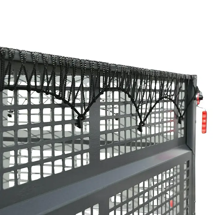 Stema Anhänger Basic STL 1300-25-13.1 mit Gitteraufsatz - Nutzlast: 960 kg, Gebremst - Detailaufnahme einer grauen Gitterbox mit schwarzer Netzabdeckung, die zusätzliche Sicherheit bietet und das Herausfallen von Gegenständen verhindert.