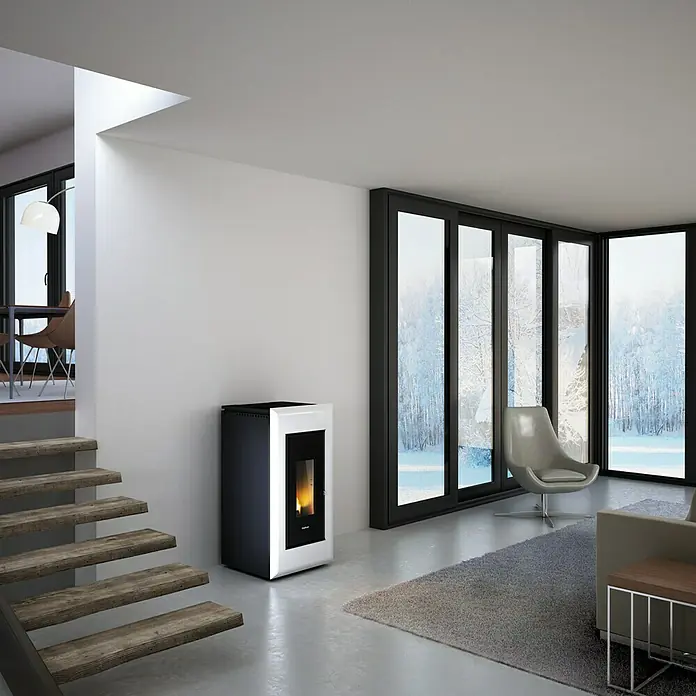 FreePoint Pelletofen Vega Airtight - 10,5 kW, Raumheizvermögen: 252 m³, 0,6 kg/h - 2,4 kg/h, Schwarz/Weiß - Moderne Pelletheizung in Schwarz und Weiß in einem stilvollen Wohnzimmer mit Treppe und großen Fenstern.