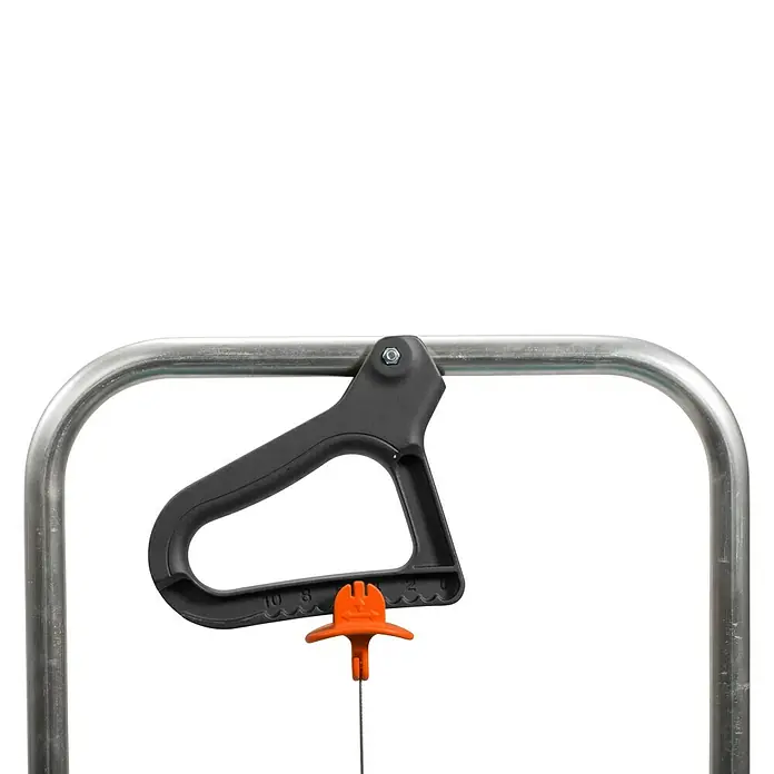 Gardena Streuwagen L - Streubreite: 45 cm, 12,5 l - Nahaufnahme eines verstellbaren Spannmechanismus an einem Metallrahmen, der eine präzise Einstellung der Spannung ermöglicht.