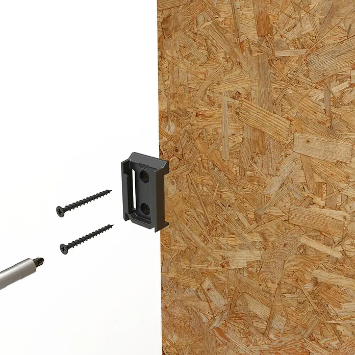 Qbrick System Kleinteilekoffer - L x B x H: 18,2 x 25,7 x 6,5 cm, Passend für: QBRICK SYSTEM ONE 2.0 / PRO 2.0 / PRIME - Dunkelgraue Halterung, zwei schwarze Schrauben und Schraubendreherspitze, bereit zur Montage auf einer OSB-Holzplatte.