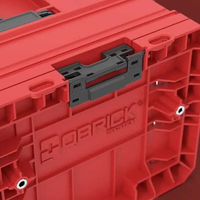 Qbrick System Werkzeugkasten Pro Drawer 2.0 - L x B x H: 45 x 31 x 24,4 cm, Traglast: 12 kg, Polypropylen - Rote modulare Kunststoff-Aufbewahrungsbox mit schwarzem Verschluss und Silber-Einsätzen, mit „QBRICK SYSTEM“ Logo.