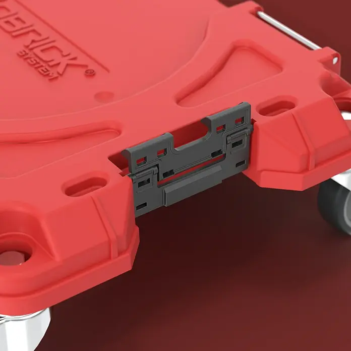 Qbrick System Transportroller Pro - L x B x H: 51 x 32,8 x 14,5 cm, Traglast: 100 kg - Rotes modulares Kunststoff-Rollbrett mit schwarzen Verschlüssen und Silberrädern.