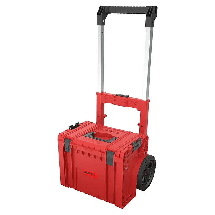 Qbrick System Systemkoffer Pro 2.0 Plus - L x B x H: 49 x 41,5 x 66 cm, Polypropylen - Rote Kunststoff-Werkzeugkiste auf Rollen mit schwarzem Teleskopgriff und Rädern, für den mobilen Werkzeugtransport.