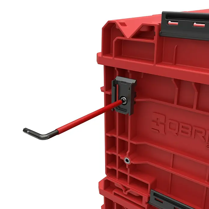 Qbrick System Kleinteilekoffer - L x B x H: 18,2 x 25,7 x 6,5 cm, Passend für: QBRICK SYSTEM ONE 2.0 / PRO 2.0 / PRIME - Rote modulare Werkzeugkiste mit schwarzem Haken, der ein rot-griffiges L-förmiges Metallwerkzeug hält.