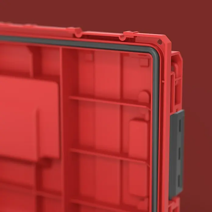 Qbrick System Werkzeugkasten Prime 250 Vario - L x B x H: 53,5 x 32,7 x 27,1 cm, Traglast: 50 kg, Polypropylen - Nahaufnahme eines roten Werkzeugkoffers mit schwarzer Dichtung, der die robusten Eigenschaften und die durchdachte Konstruktion hervorhebt.