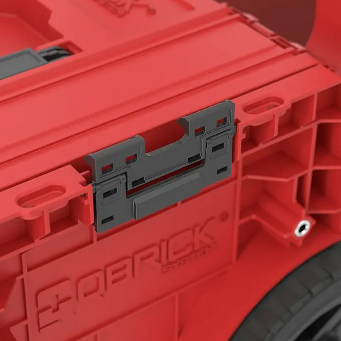Qbrick System Systemkoffer Pro 2.0 Plus - L x B x H: 49 x 41,5 x 66 cm, Polypropylen - Roter modularer Werkzeugkasten mit dunkelgrauem Verschluss. 'QBRICK SYSTEM' Logo und Teil eines Rades sichtbar.