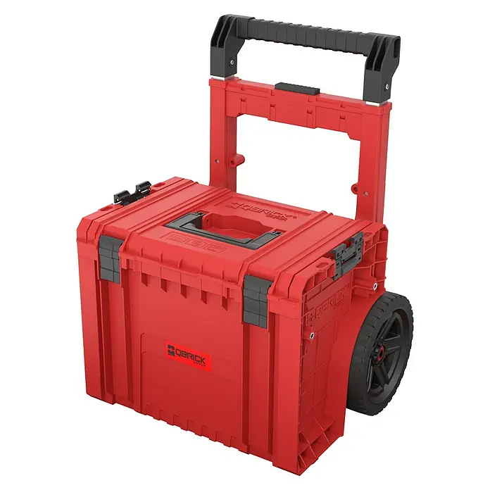 Qbrick System Systemkoffer Pro 2.0 Plus - L x B x H: 49 x 41,5 x 66 cm, Polypropylen - Roter Rollwerkzeugkoffer mit schwarzem ausziehbarem Griff und dunklen Akzenten für tragbare Werkzeugaufbewahrung.