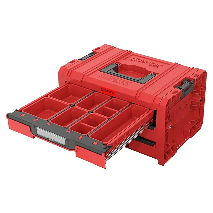 Qbrick System Werkzeugkasten Pro Drawer 2.0 - L x B x H: 45 x 31 x 24,4 cm, Traglast: 12 kg, Polypropylen - Rote modulare Werkzeugbox mit teilweise geöffneter Schublade, die rote Organizer-Behälter zeigt. Schwarze Akzente und Griff.