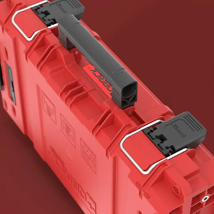 Qbrick System Werkzeugkoffer Prime 150 V - L x B x H: 53,5 x 32,7 x 14,1 cm, Traglast: 50 kg, Polypropylen - Roter modularer QBRICK SYSTEM Werkzeugkasten mit schwarzem Griff und Verschlüssen, und silbernen Akzenten.